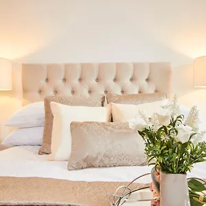 Deluxe Centre With Free Parking No Balcony Apartment